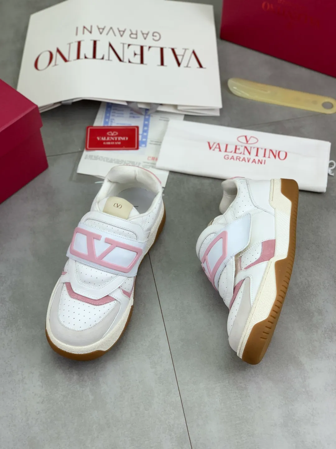 Men's men's shoes 💰P680 New Valentino 𝑶𝒏𝒆𝑺𝒕𝒖𝒅 Couple's sports shoes series Valentino 2025 new couple's sports shoes are on sale. The original ZP purchase and dismantling. Repeated pattern making and modification. 1:1 restoration! Top luxury masterpiece Velcro design Soft and comfortable imported calfskin brings excellent elegant texture and excellent on-foot comfort Top purchasing version upper: imported calfskin surface/original oil edge craftsmanship Lining: water-dyed sheepskin lining Outsole: original development 𝐓𝐏𝐔 two-color combination outsole Packaging: original configuration complete package Code number: 35-46